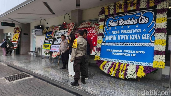 Karangan Bunga Penuhi Rumah Duka Kwik Kian Gie Ahli ekonomi dan politikus Indonesia, Kwik Kian Gie, meninggal dunia. Karangan bunga ucapan belasungkawa pun memenuhi Rumah Duka Sentosa, RSPAD Gatot Soebroto, Jakarta Pusat.