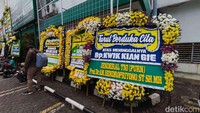 Karangan bunga di antaranya dari Ketua Umum PDI Perjuangan (PDIP) Megawati Soekarnoputri, Sekretaris Jenderal PDIP Hasto Kristiyanto, dan Bendahara Umum PDIP Olly Dondokambey.
