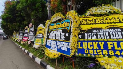 Karangan Bunga Penuhi Rumah Duka Kwik Kian Gie