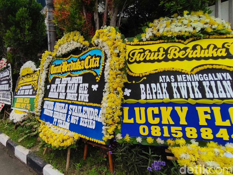 Karangan Bunga Penuhi Rumah Duka Kwik Kian Gie