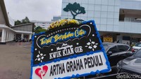 Sebelumnya, kabar duka ini disampaikan langsung oleh Menteri Koordinator Bidang Perekonomian Kabinet Indonesia Bersatu II Hatta Rajasa.