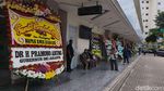 Karangan Bunga Penuhi Rumah Duka Kwik Kian Gie