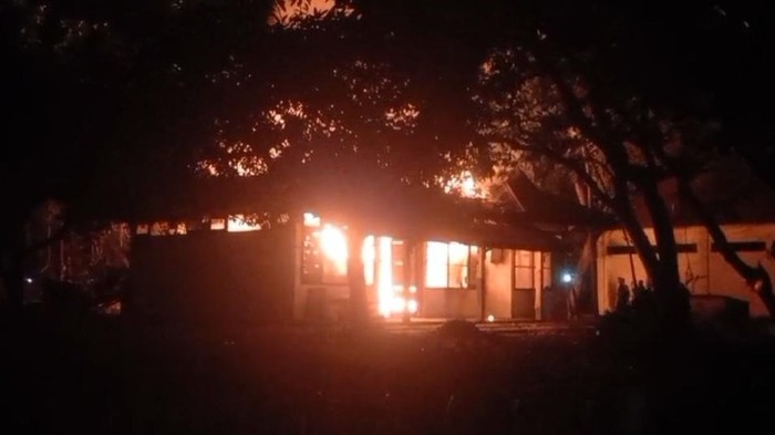 Rumah takmir masjid An-Nur dekat Perusahaan Listrik Tenaga Uap (PLTU) di Desa Binor, Kecamatan Paiton, Probolinggo terbakar