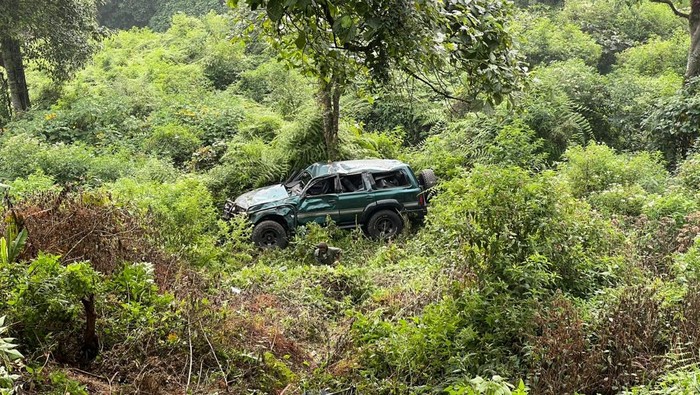 Toyota Landcruiser terjun di jurang Desa Gubugklakah, Kecamatan Poncokusumo, Kabupaten Malang