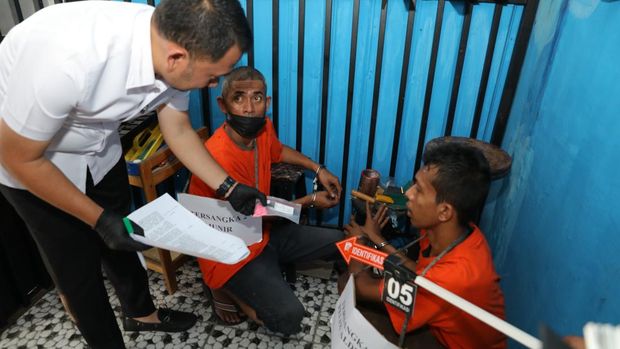 Kedua pelaku, yakni M dan FA saat mengikuti pra rekonstruksi yang digelar Ditresnarkoba Polda Sumut. (Dok. Polda Sumut)