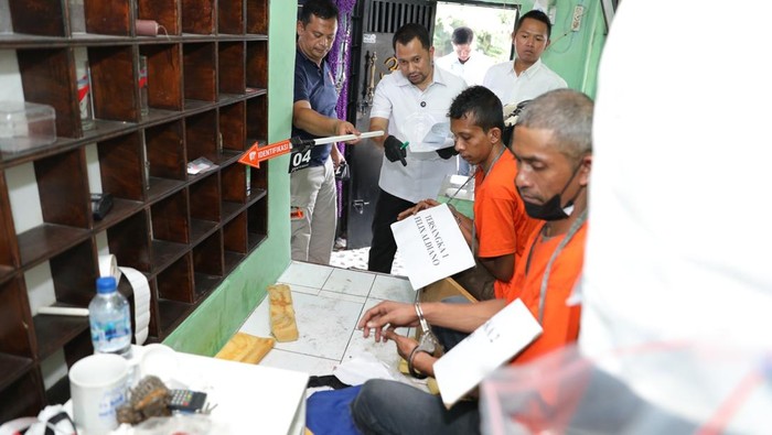 Kedua pelaku, yakni M dan FA saat mengikuti pra rekonstruksi yang digelar Ditresnarkoba Polda Sumut. (Dok. Polda Sumut)