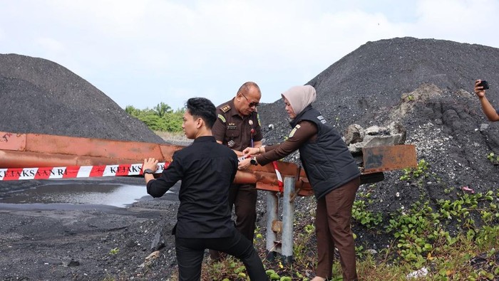 Kejati menyegel stockpile di Bengkulu.