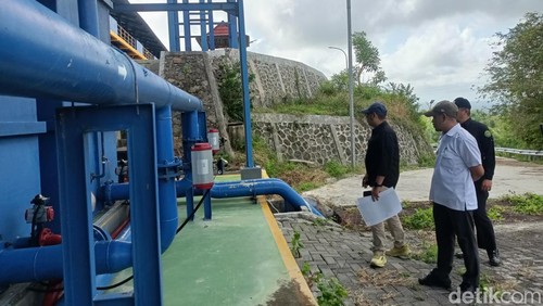 Tim PPS Kejati NTB turun ke IPA KSPN Mandalika yang tidak berfungsi. (Foto: Abdurrasyid Efendi/detikBali).