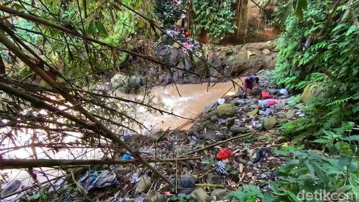 Titik lokasi penemuan jenazah Agis Gistiandi di bawah Jembatan Sekarwangi, Kecamatan Cibadak, Kabupaten Sukabumi. Medan curam dan tertutup semak membuat proses evakuasi korban berlangsung sulit