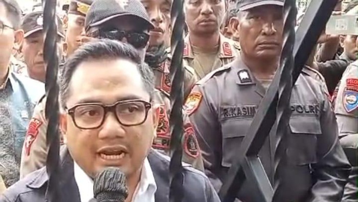 Ketua Komisi II DPR RI Muhammad Rifqinizamy Karsayuda menemui massa aksi yang menuntut DOB Sofifi di Maluku Utara.