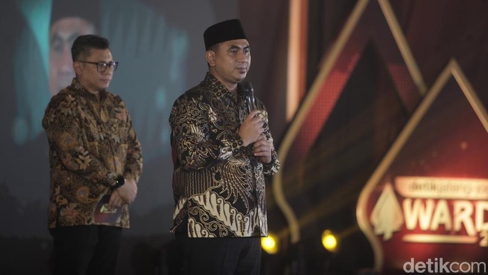 Pemred detikcom Alfito Deannova Gintings menyerahkan penghargaan ke putra KH Maimun Zubair, Taj Yasin Maimun, di detikJateng-Jogja Awards 2025, Semarang, Rabu (23/7/2025) malam.
