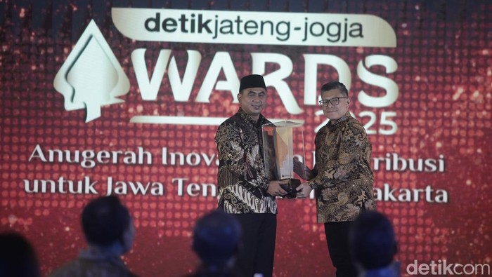 Pemred detikcom Alfito Deannova Gintings menyerahkan penghargaan ke putra KH Maimun Zubair, Taj Yasin Maimun, di detikJateng-Jogja Awards 2025, Semarang, Rabu (23/7/2025) malam.