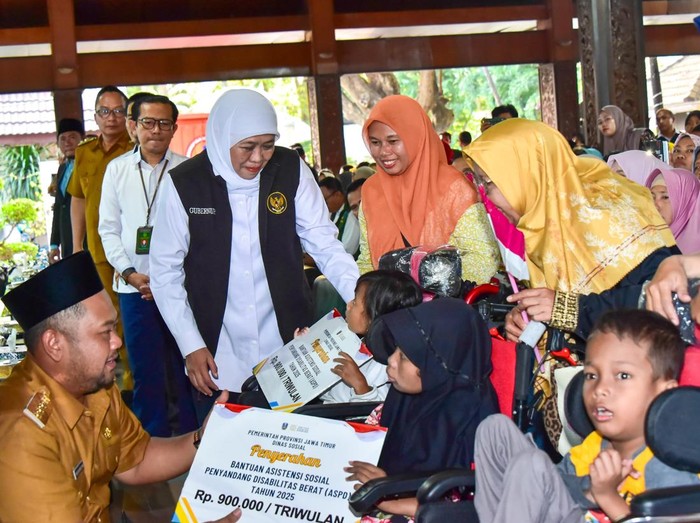 Khofifah salurkan bansos di Gresik