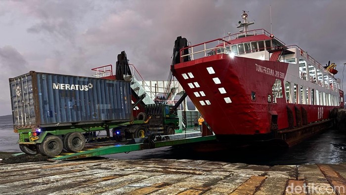 KMP Tunu Pratama Jaya 5888 dan 3888 saat sandar di dermaga Bulusan Banyuwangi.