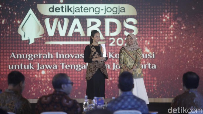 Kepala Redaksi detikJateng-Jogja, Sukma Indah Permana, menyerahkan penghargaan kepada Chairwomen Bule Mengajar, Safa Levina Sahda di Gedung Gradhika Bhakti Praja, Semarang, Rabu (23/7/2025).