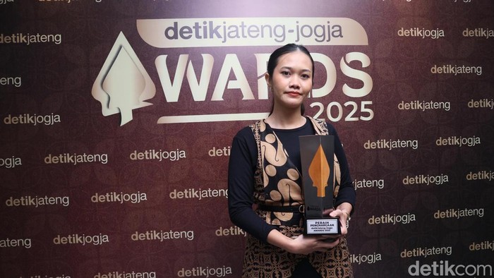 Kepala Redaksi detikJateng-Jogja, Sukma Indah Permana, menyerahkan penghargaan kepada Chairwomen Bule Mengajar, Safa Levina Sahda di Gedung Gradhika Bhakti Praja, Semarang, Rabu (23/7/2025).