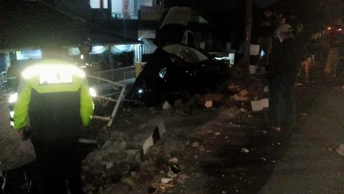 Kondisi mobil Innova yang terjun menimpa rumah warga di Tempel, Sleman, Selasa (29/7/2025).