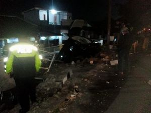 Innova Disopiri Mahasiswa Oleng Lalu Terjun Timpa Rumah di Sleman
