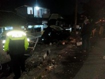 Innova Disopiri Mahasiswa Oleng Lalu Terjun Timpa Rumah di Sleman