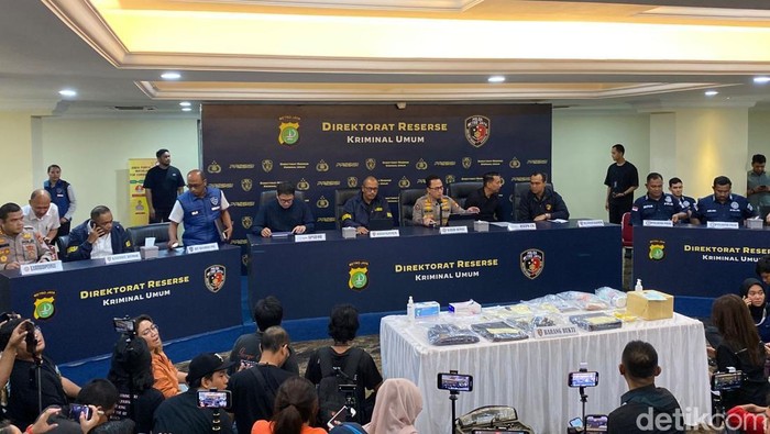 Konferensi pers Polda Metro Jaya terkait Diplomat Kemlu ditemukan tewas dengan wajah terlilit lakban (Wildan N/detikcom)