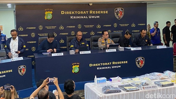 Konferensi pers Polda Metro Jaya terkait Diplomat Kemlu ditemukan tewas dengan wajah terlilit lakban (Wildan N/detikcom)