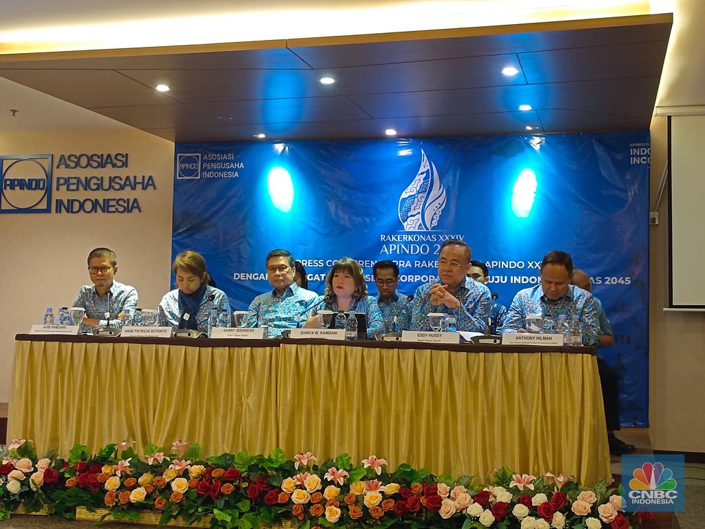Konferensi pers terkait Rakerkornas Apindo ke-34 di kantor DPP Apindo, Jakarta, Selasa (29/7/2025). (CNBC Indonesia/Martyasari Rizky)