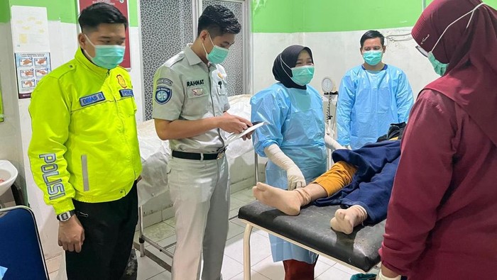 Korban bus di Muba saat dibawa ke fasilitas kesehatan terdekat.