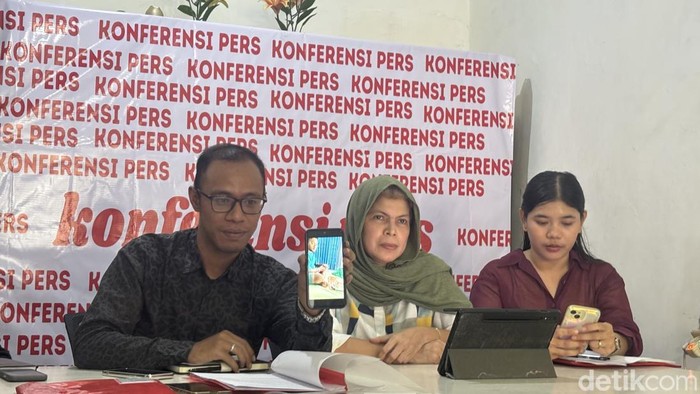 Kuasa hukum keluarga korban yang meninggal usai operasi amandel di Sidoarjo.