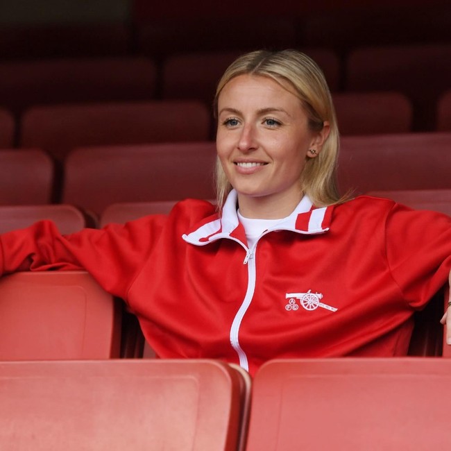 Leah Williamson yang sempat dijuluki ‘David Beckham selanjutnya’ memimpin timnas Inggris dan Arsenal. Bek tengah yang jadi gelandang itu ditunjuk jadi kapten sejak April 2022. Foto: Instagram