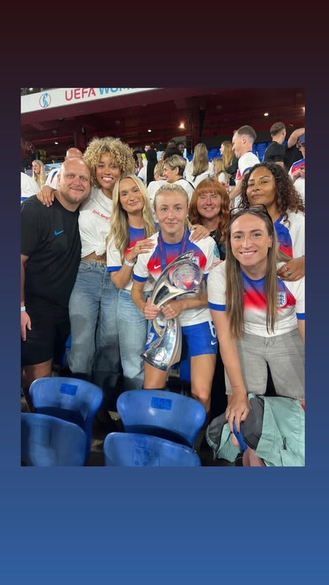 Momen kemenangan Leah di EURO Women 2025 jadi sorotan. Kali ini wanita 28 tahun tersebut merayakannya bersama sang kekasih, Elle Smith. Elle sendiri cukup sering mendukung Leah dengan datang ke berbagai laganya. Foto: Instagram