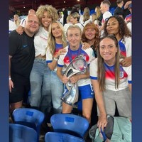 Momen kemenangan Leah di EURO Women 2025 jadi sorotan. Kali ini wanita 28 tahun tersebut merayakannya bersama sang kekasih, Elle Smith. Elle sendiri cukup sering mendukung Leah dengan datang ke berbagai laganya. Foto: Instagram