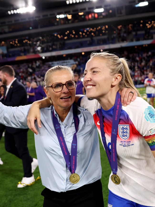 Leah bersama timnya yang dijuluki Lionesse jadi sorotan setelah sukses merebut kembali gelar juara Piala Eropa Wanita untuk Inggris setelah absen 56 tahun.  Foto: Instagram