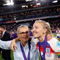 Leah bersama timnya yang dijuluki Lionesse jadi sorotan setelah sukses merebut kembali gelar juara Piala Eropa Wanita untuk Inggris setelah absen 56 tahun.  Foto: Instagram