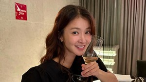 Liburan ini jadi penting buat Lee Si Young soalnya ada agenda ngabarin kalau anaknya akan punya adik. (Foto: dok. Instagram @leesiyoung38)