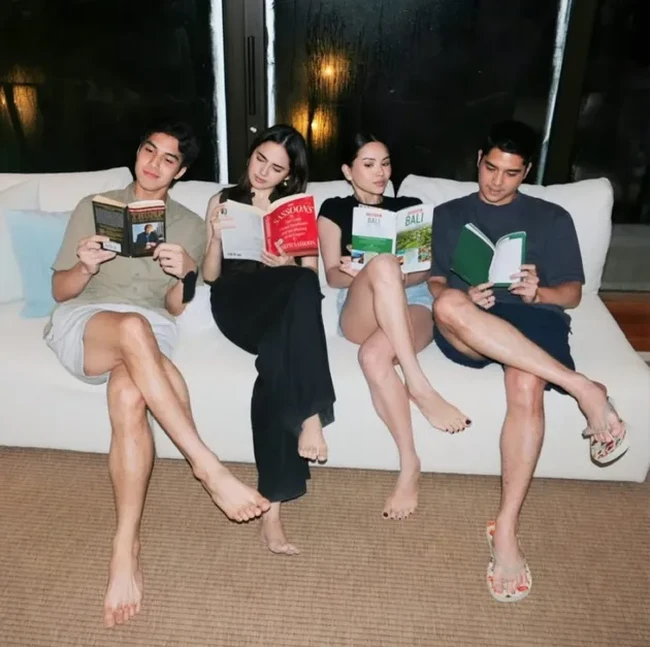 Pasangan kakak-beradik Al Ghazali dan El rumi tampil kompak bersama pasangan masing-masing. Keempatnya terlihat begitu akrab. Foto: Instagram