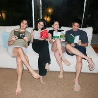 Pasangan kakak-beradik Al Ghazali dan El rumi tampil kompak bersama pasangan masing-masing. Keempatnya terlihat begitu akrab. Foto: Instagram
