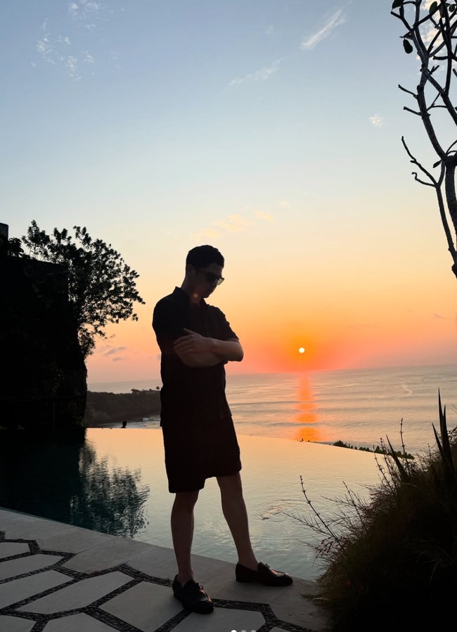 Al Ghazali juga memamerkan posenya tanpa didampingi sang istri, Alyssa. “Cause it’s a bittersweet symphony, that’s life,” tulis Al dalam keterangan unggahannya. Foto: Instagram