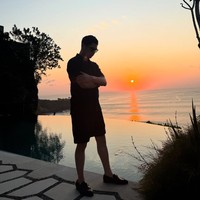 Al Ghazali juga memamerkan posenya tanpa didampingi sang istri, Alyssa. “Cause it’s a bittersweet symphony, that’s life,” tulis Al dalam keterangan unggahannya. Foto: Instagram