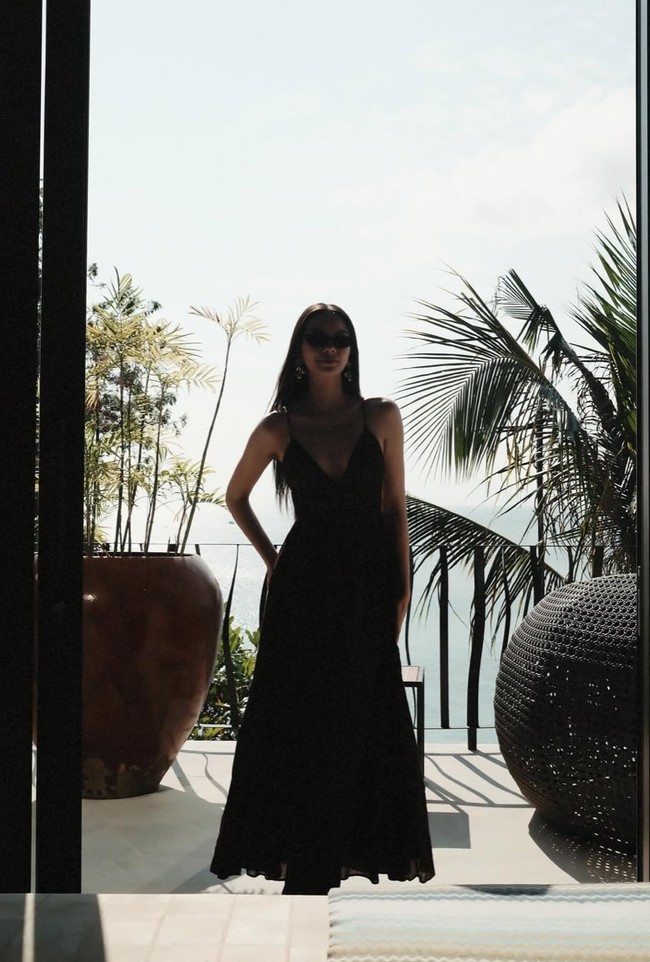 Alyssa juga memamerkan posenya yang tak kalah memukau. Kali ini ia tampak berpose sendirian tanpa didampingi sang suami, Al. Bergaya simpel kenakan dress coklat, aura model Alyssa tampak begitu terpancar. Foto: Instagram