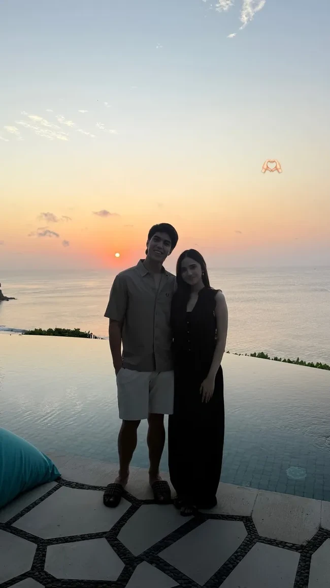 Jadi pasangan yang punya banyak penggemar, El dan Syifa juga membagikan gaya serasi keduanya saat liburan bareng. Tampak keduanya berpose bersama dengan latar belakang sunset yang indah. Foto: Instagram