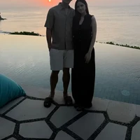 Jadi pasangan yang punya banyak penggemar, El dan Syifa juga membagikan gaya serasi keduanya saat liburan bareng. Tampak keduanya berpose bersama dengan latar belakang sunset yang indah. Foto: Instagram