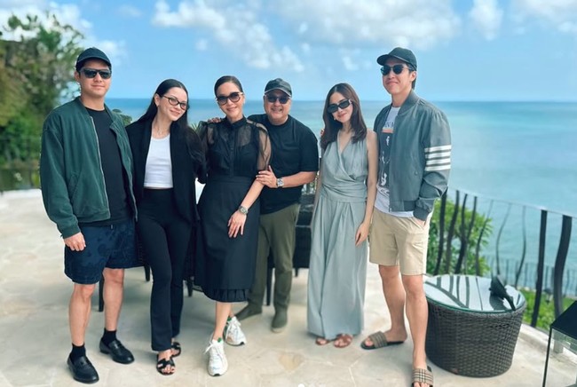 Maia Estianty terlihat kembali menghabiskan waktu liburan bersama putra-putranya. Kali ini ia dan sang suami, Irwan Mussry, memilih bertolak ke Bali bersama Al Ghazali dan El Rumi serta pasangan masing-masing. Foto: Instagram