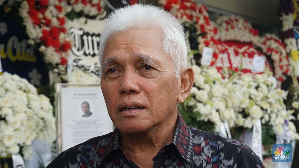 Mantan Menteri Koordinator Bidang Perekonomian Kabinet Indonesia Bersatu II Hatta Rajasa tiba di Rumah Duka Sentosa tempat mantan Menteri Koordinator Bidang Perekonomian, Kwik Kian Gie disemayamkan, RSPAD Gatot Subroto, Jakarta Pusat, Selasa (29/7/2025). (CNBC Indonesia/Muhammad Sabki)
