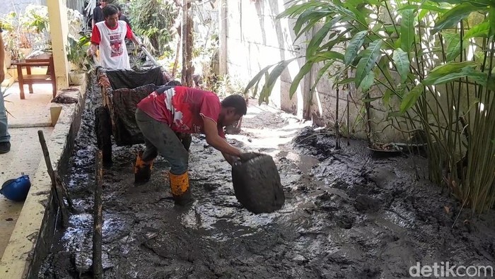 Material lumpur yang keluar dari halaman rumah warga Brebes, Selasa (29/7/2025).
