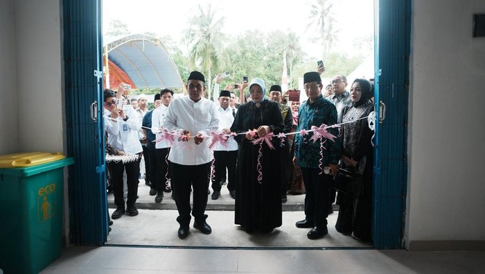 Menag Nasaruddin Umar resmikan Dapur Makan Bergizi Gratis (Dapur MBG), di Pondok Pesantren Al-Ikhlas, Desa Ujung, Kabupaten Bone, Sulawesi Selatan, Minggu (27/7/2025).