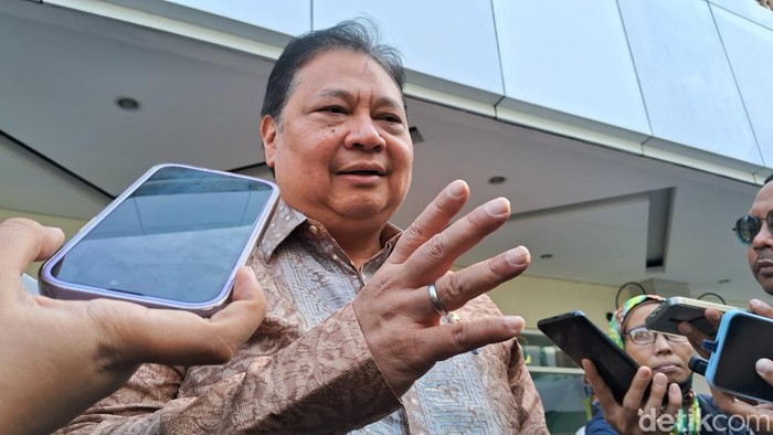 Sejumlah truk pengangkut Tanda Buah Segar (TBS) kelapa sawit mengantre untuk pembongkaran di salah satu pabrik minyak kelapa sawit milik PT.Karya Tanah Subur (KTS) Desa Padang Sikabu, Kaway XVI, Aceh Barat, Aceh, Selasa (17/5/2022). Harga jual Tanda Buah Segar (TBS) kelapa sawit tingkat petani sejak dua pekan terakhir mengalami penurunan dari Rp2.850 per kilogram menjadi Rp1.800 sampai Rp1.550 per kilogram, penurunan tersebut pascakebijakan pemeritah terkait larangan ekspor minyak mentah atau crude palm oil (CPO). ANTARA FOTO/Syifa Yulinnas/rwa.