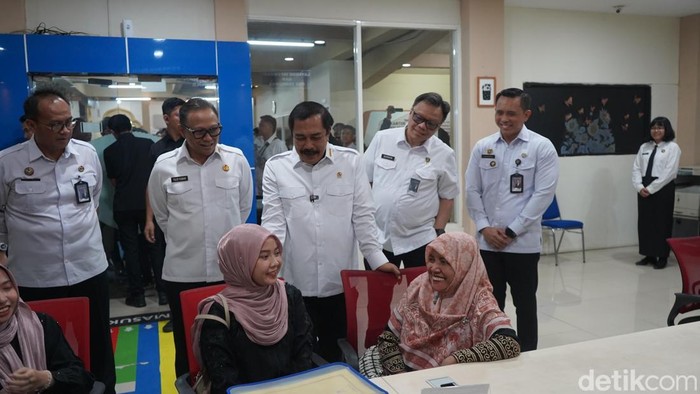 Menteri Imigrasi dan Pemasyarakatan Agus Andrianto menyapa pemohon dokumen keimigrasian.