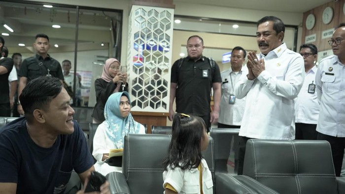 Menteri Imigrasi dan Pemasyarakatan (Imipas), Agus Andrianto, menyapa warga di Kantor Imigrasi (Kanim) Kelas I TPI Malang, Jawa Timur (Jatim). (dok. Kementerian Imipas)