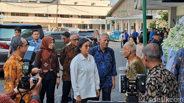 Menteri Keuangan Sri Mulyani Indrawati didampingi Wakil Menteri Keuangan Anggito Abimanyu turut melayat ke rumah duka Kwik Kian Gie di Rumah Duka Sentosa, RSPAD, Jakarta Pusat.