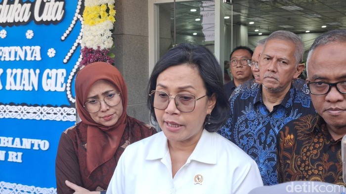 Menteri Keuangan Sri Mulyani melayat ke rumah duka ekonom Kwik Kian Gie (Brigitta/detikcom)